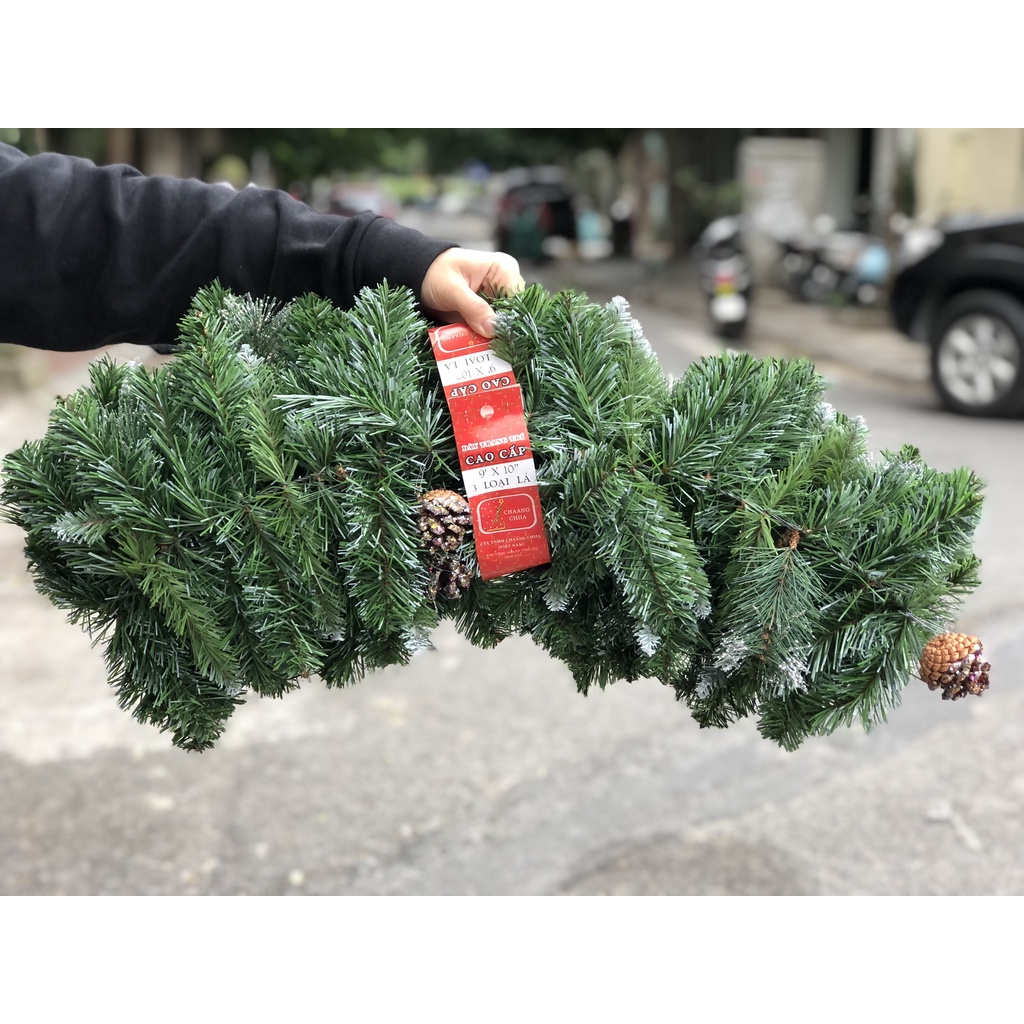 Dây thông xanh 3 loại lá gắn sẵn quả thông dài 2,7m trang trí Giáng Sinh Noel làm vòng nguyệt quế viền cửa