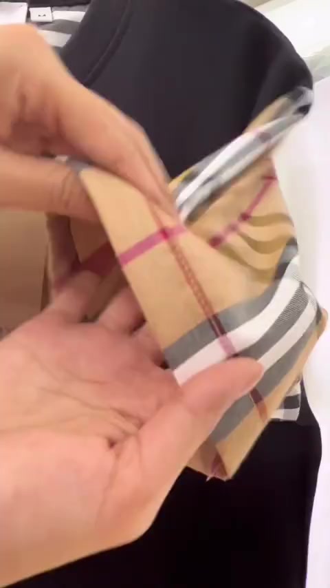 Áo Thun Buberry BBR Tay Kẻ Vàng , Áo thun nam nữ tay lỡ unisex nam nữ chất liệu Cotton MoMo.Official | BigBuy360 - bigbuy360.vn