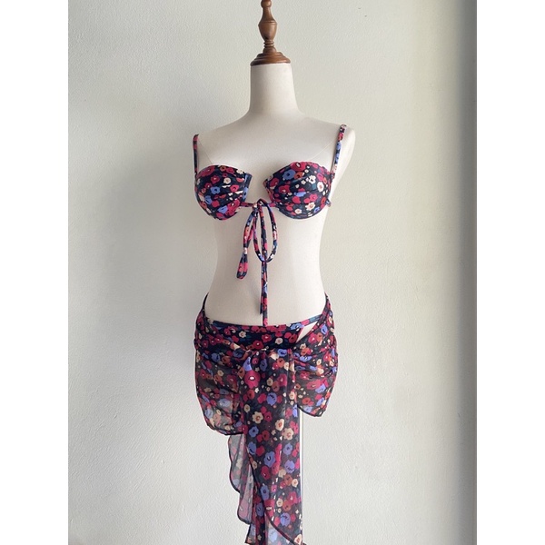 Set bikini 2 mảnh hoa nhí Mai Phương Bùi kèm khăn choàng xinh xắn