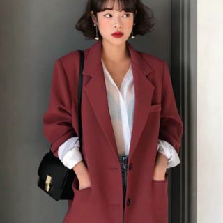 Blazer đỏ đô lót trắng