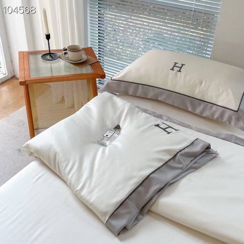 Bộ chăn hè ga gối phi lụa lạnh thêu chữ H Dreamhome