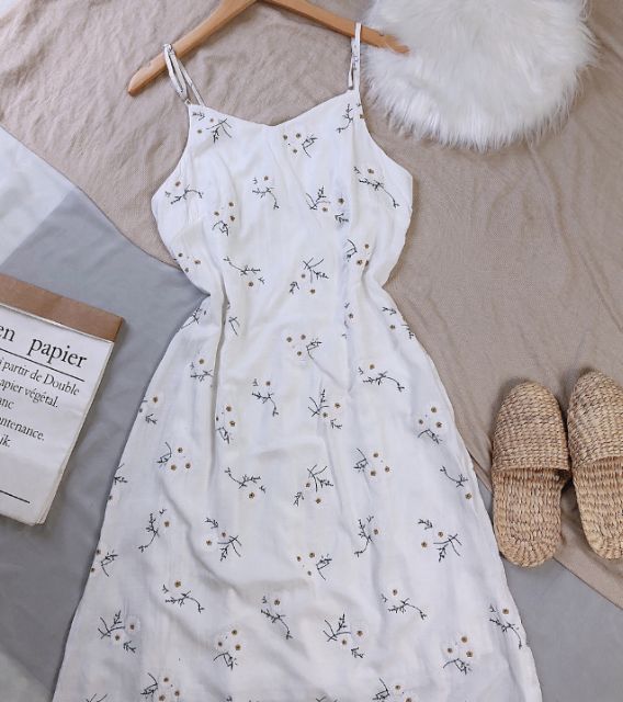 ĐẦM HAI DÂY DÁNG DÀI MAXXI TRẮNG KẾT HỢP HỌA TIẾT XINH XẮM