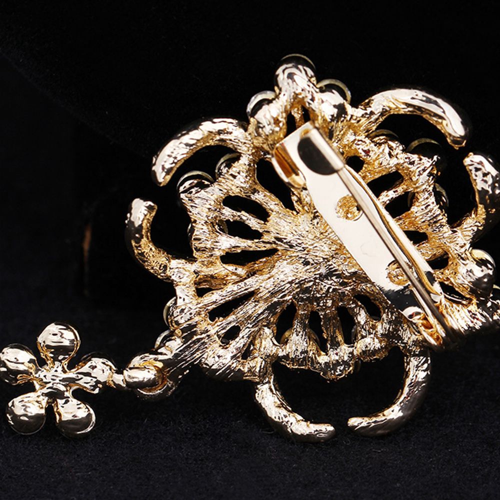 Huy hiệu cài áo hình chữ cái