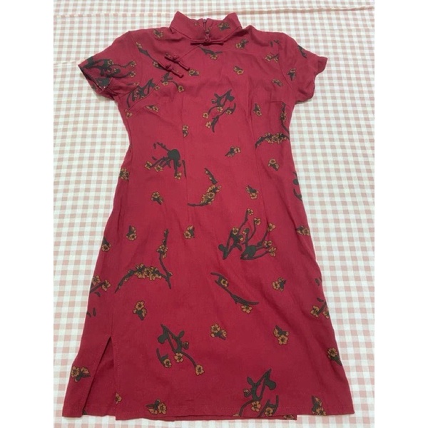 Sườn xám đỏ in hoa mai phong cách retro