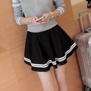 Váy thủy thủ viền trắng
