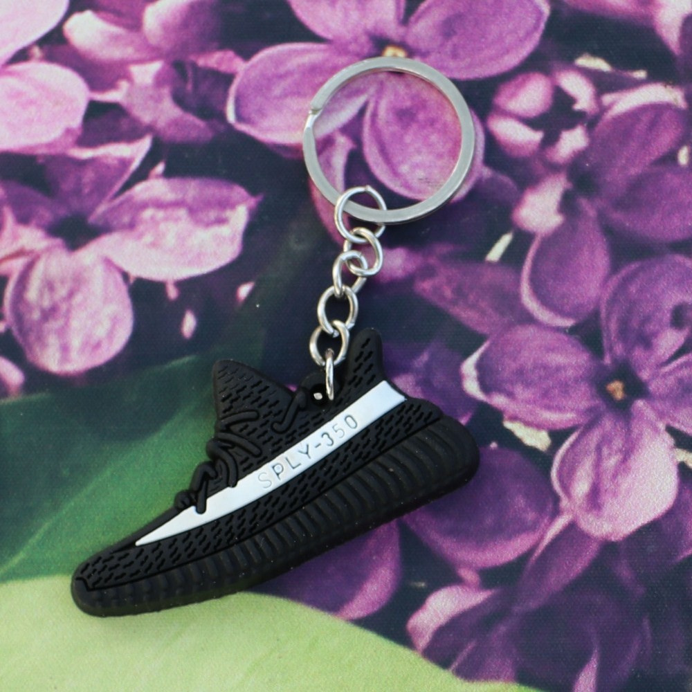 Móc khóa silicone giày yeezy 350v2 Đen Trắng