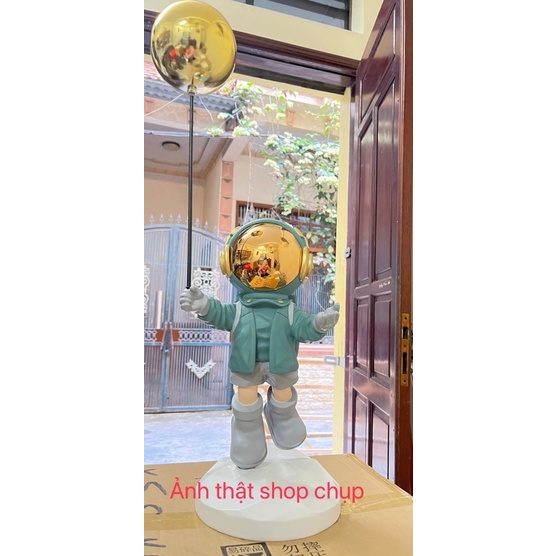 Tượng phi hành gia cao cấp cầm bóng bay decor trang trí nội thất.