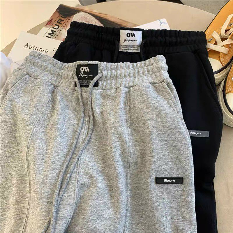 Quần Joggers Ly Logo chất vải bo gân  Unisex _Chất vải bo gân dày dặn from rộng, mí ly tạo điểm nhấn
