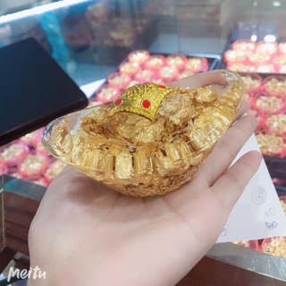 Đĩnh vàng bày ban thờ tài lộc