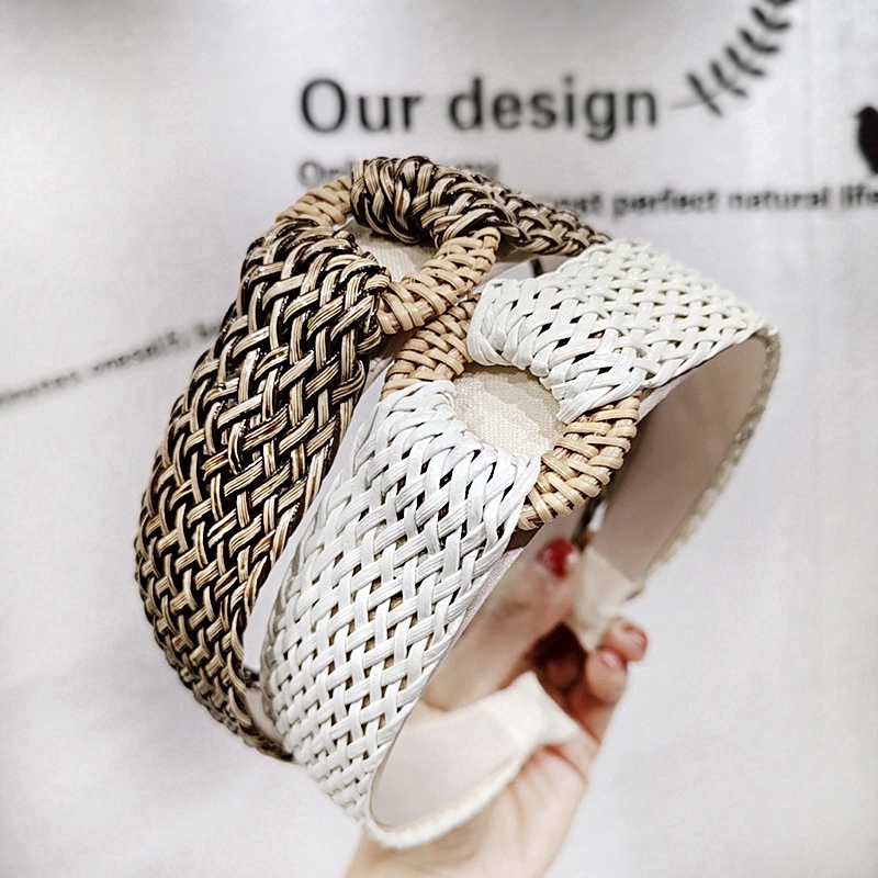 Cài tóc đơn giản phong cách Hàn Quốc cho nữ