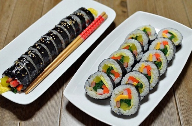 Rong biển làm cơm cuộn kim bắp susi
