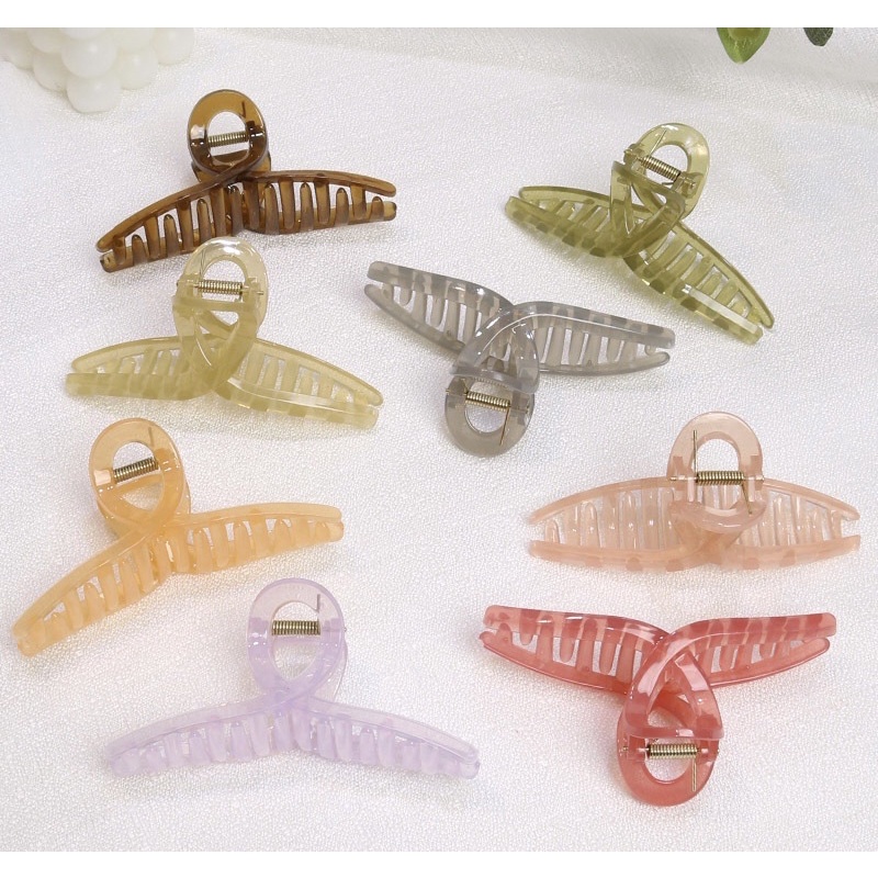 Cặp tóc càng cua dịu dàng