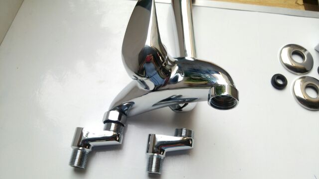 Vòi rửa bát nóng lạnh chân tường