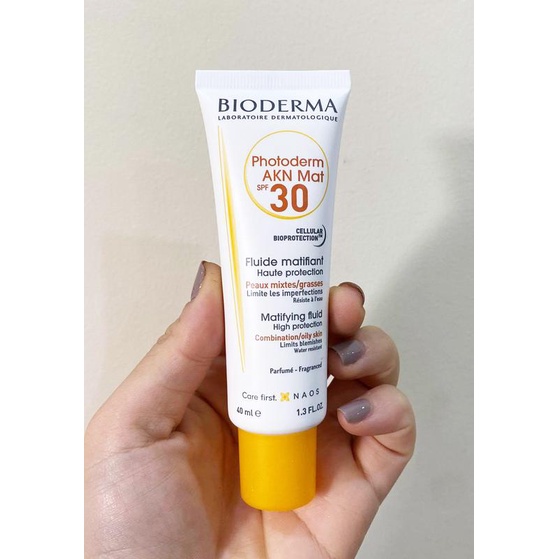 Kem chống nắng cho da hỗn hợp và da dầu Bioderma Photoderm AKN Mat SPF30 40ml