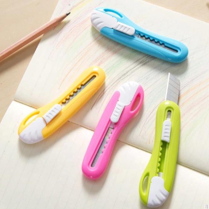 Dao rọc giấy mini 55mm Deli - bỏ túi - 4 màu - Xanh lá/ xanh dương/ hồng/ vàng - 2024 - Deli