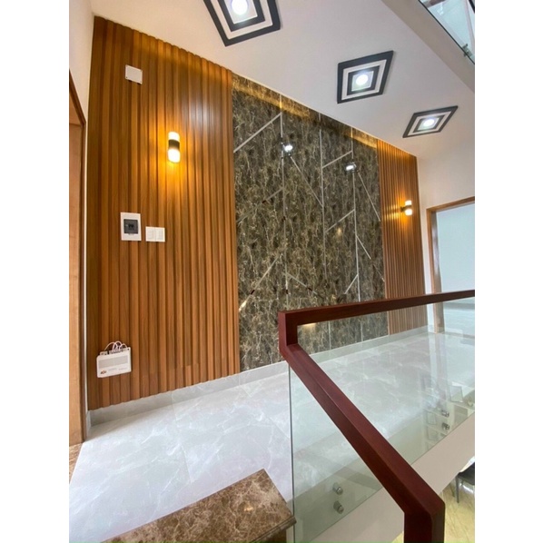 LAM NHỰA GIẢ GỖ ỐP TƯỜNG Dễ dàng lắp đặt lên mặt tường và kết hợp với các vật liệu khác đầy sáng tạo.