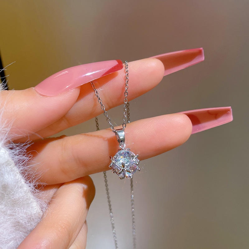 Vòng cổ nữ chất liệu titan mặt tròn đính đá pha lê cao cấp phong cách thời trang thanh lịch mẫu mới 2023