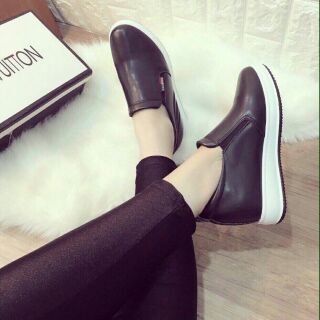 Giày slip on giấu gót đế trắng