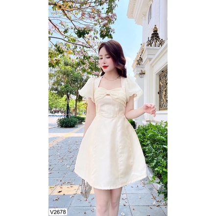V2678 váy tay bồng màu kem