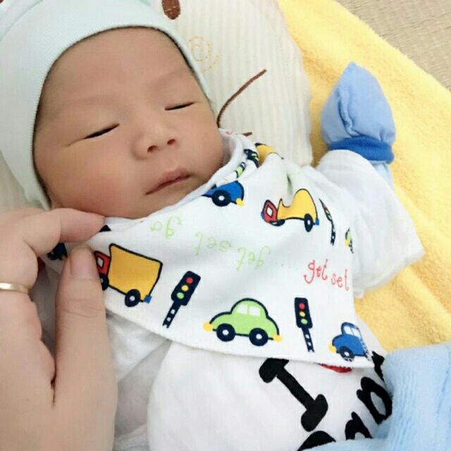 Khăn yếm tam giác cho bé