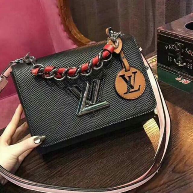 LV Twist MM supper- Mã: NH0 -2 màu : đen , đỏ- Size: 23cm - full box , hoá đơn , mã QR check code