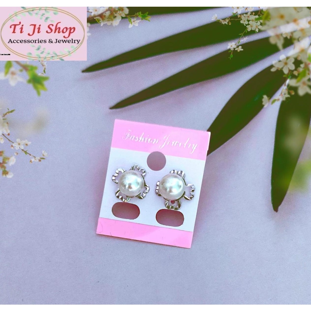 BÔNG TAI NỮ INOX HOA MÀU TRẮNG GẮN NGỌC TRAI NHÂN TẠO  SANG TRỌNG