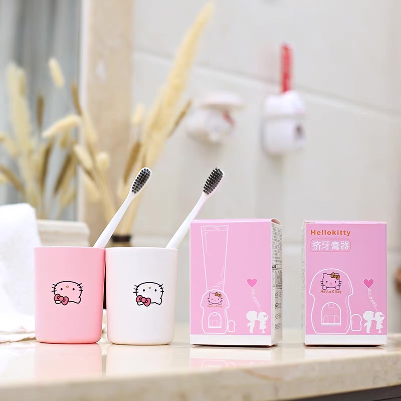 Giá treo bàn chải kèm ly và dụng cụ lấy kem tự động Hello Kitty