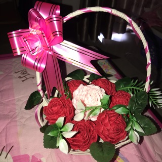 Giỏ hoa hồng xoắn giấy nhún cao cấp