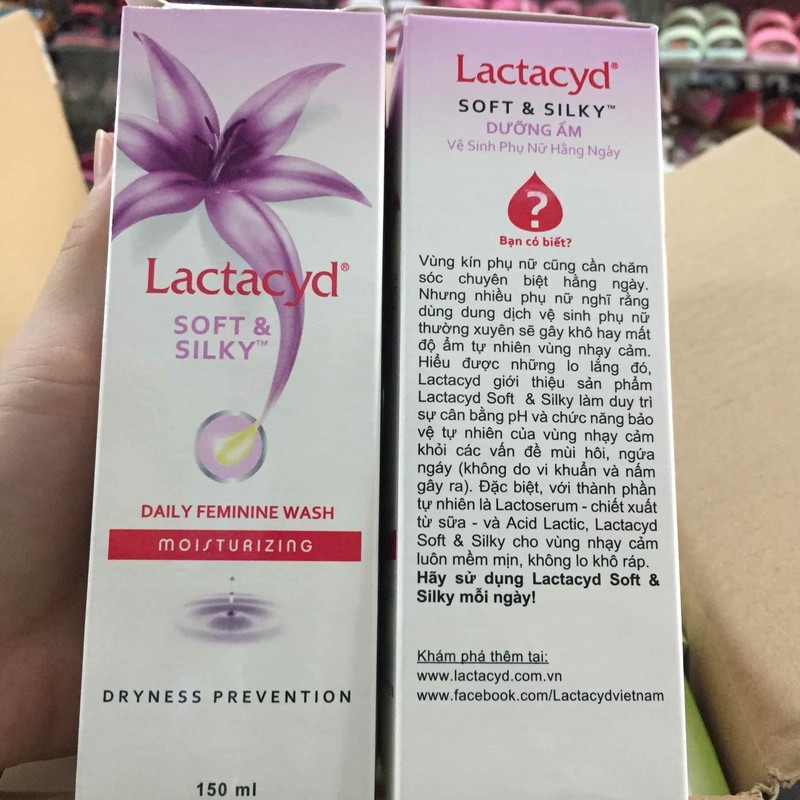 Dung dịch vệ sinh phụ nữ Lactacyd Soft Silky (150ml) MÀU TÍM