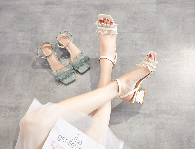 Giày Sandal Ngọt Ngào Phong Cách đế Vừa	 Xếp Cánh Hoa Kiểu dáng cài khuy