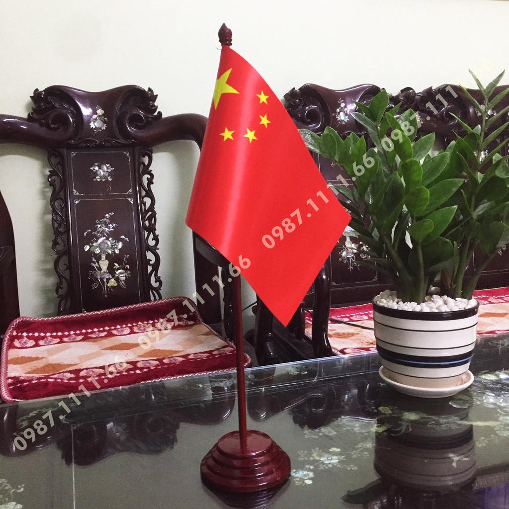 Cờ Để Bàn Đế gỗ Cắm 1 cờ Trung Quốc In Kỹ Thuật Số 3D Chất Liệu Vải Phi Bóng