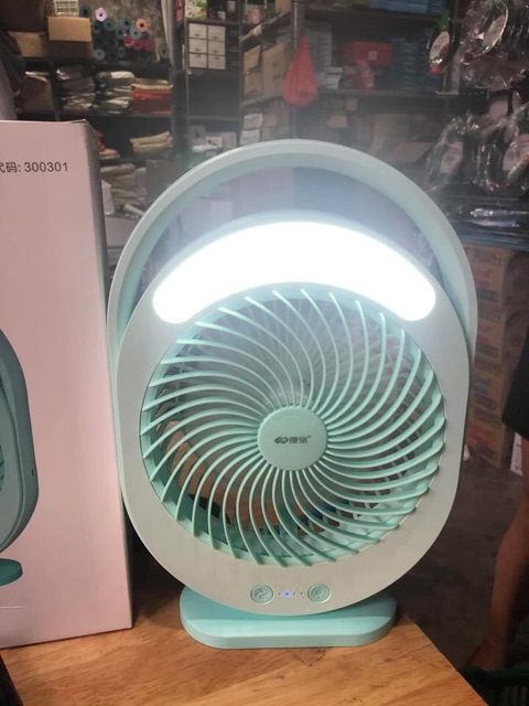 Quạt tích điện ông Tây 0336 kèm đèn tiện dụng
