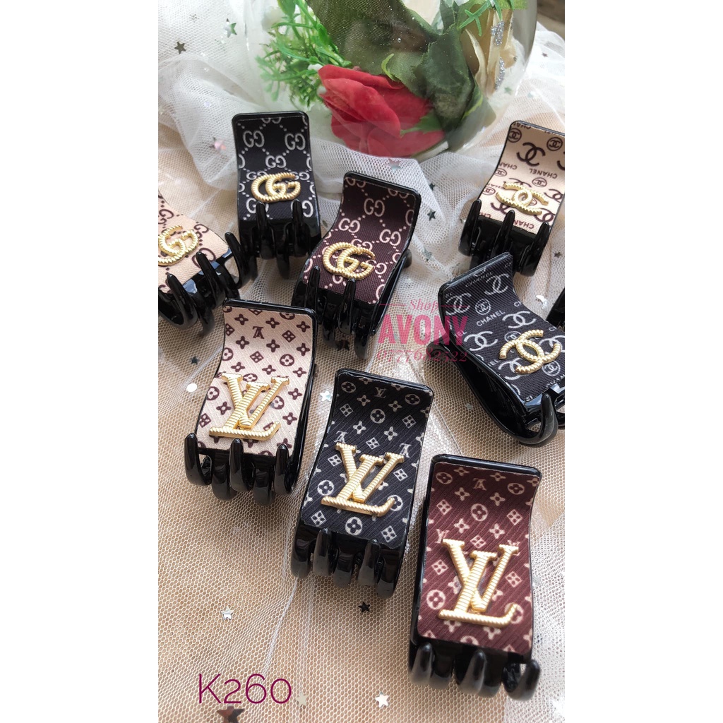 Kẹp tóc - Cặp tóc đính logo thương hiệu sọc gân ánh vàng bọc vải (simili, da)