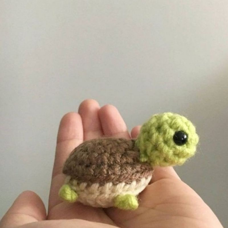 Móc khóa con rùa cầm dao bằng len handmade