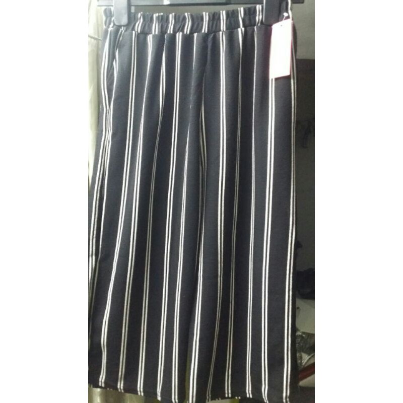 Quần tây thun lửng ống rộng.