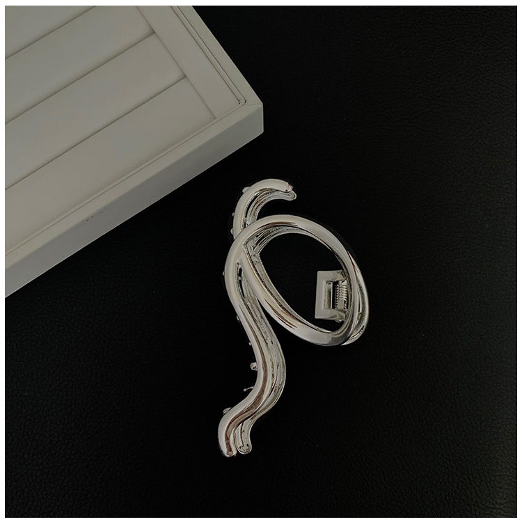 Kẹp Tóc Hình Cá Mập Rỗng Dễ Phối Đồ Thời Trang Cho Nữ