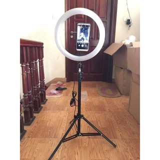 ĐÈN LIVETREAM CHIẾU SÁNG, TRỢ SÁNG VÀ CHỤP MẪU CHO CÁC SHOP THỜI TRANG