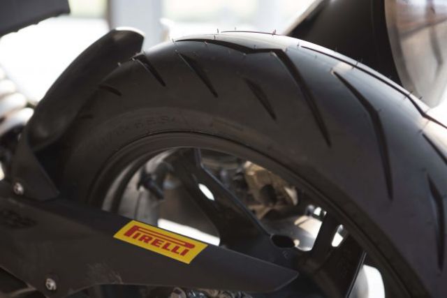 Lốp Pirelli rosso sport vành 17