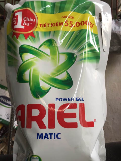 Nước giặt đậm đặc Ariel 2,4 lít dạng túi có vòi