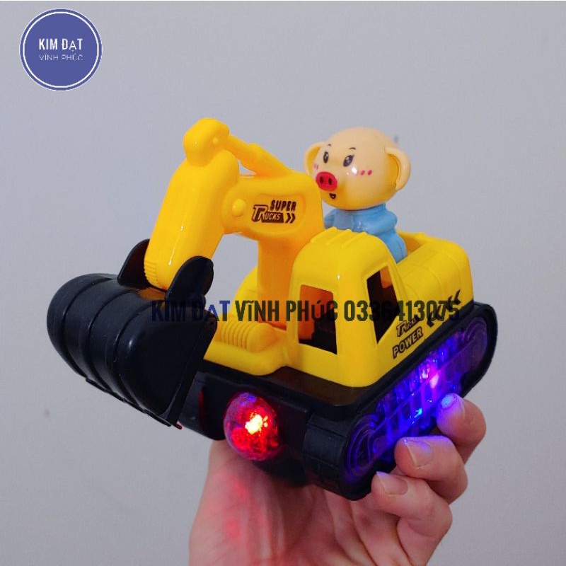 Đồ chơi lợn lái máy múc . có cảm biến tránh va chạm . Đồ chơi có đèn và phát nhạc