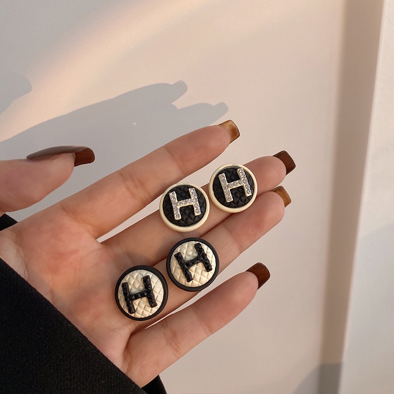 Bông Tai Hình Tròn Họa Tiết Chữ H Màu Trắng Đen Phong Cách Hàn Quốc Thời Trang Cho Nữ