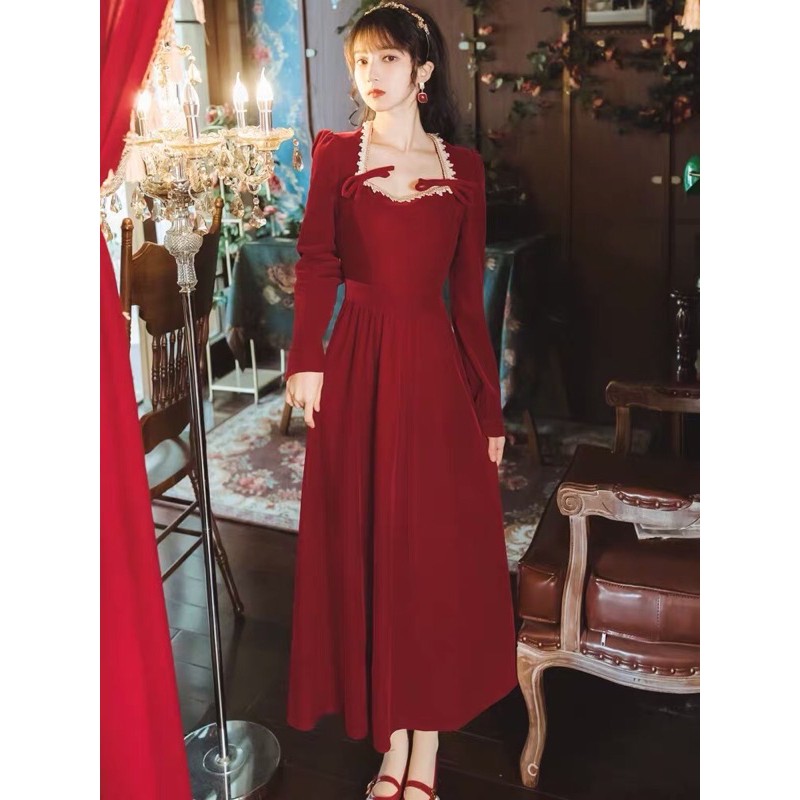 Đầm nhung đỏ cổ vuông viền ren