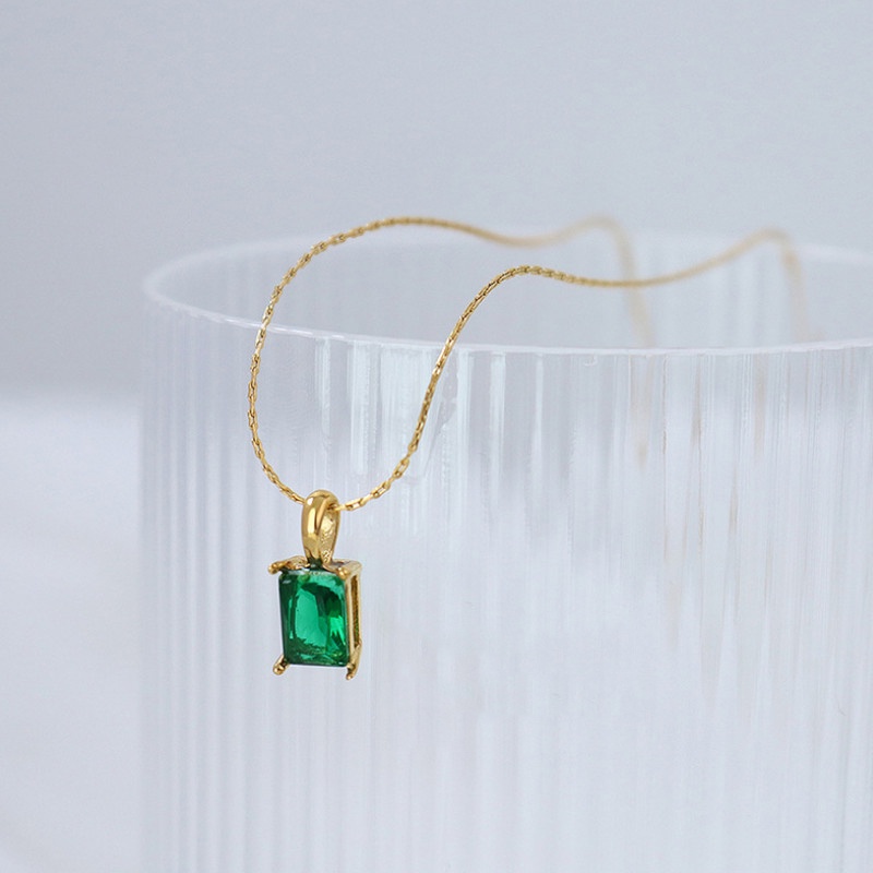 Dây Chuyền Mặt Đá Nhân Tạo Xanh Lá Titan Ko Đen TT 3884