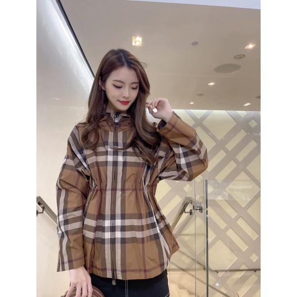 Áo khoác trench coat kẻ sọc cổ điển có dây rút ở eo thương hiệu Burberry 2022 cao cấp
