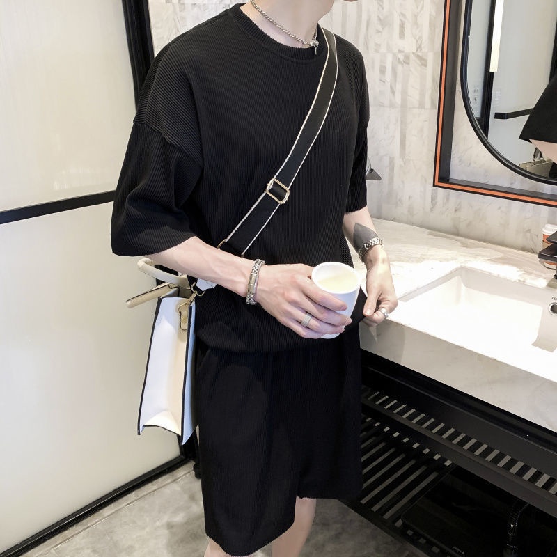 Set đồ thể thao hai món gồm áo tay ngắn và quần lửng xếp ly vải lụa lạnh thoải mái thời trang mùa hè cho nam