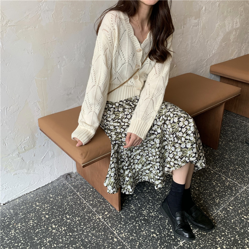 Váy nữ đuôi cá dáng dài 2021,đầm hai dây màu cherry hoa nhí cổ vuông kết hợp áo cardigan len trắng đen cao cấp Hàn Quốc | BigBuy360 - bigbuy360.vn