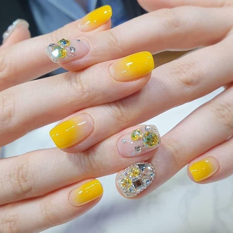 Sơn gel móng tay màu vàng, Bộ nail của mùa hè được yêu thích