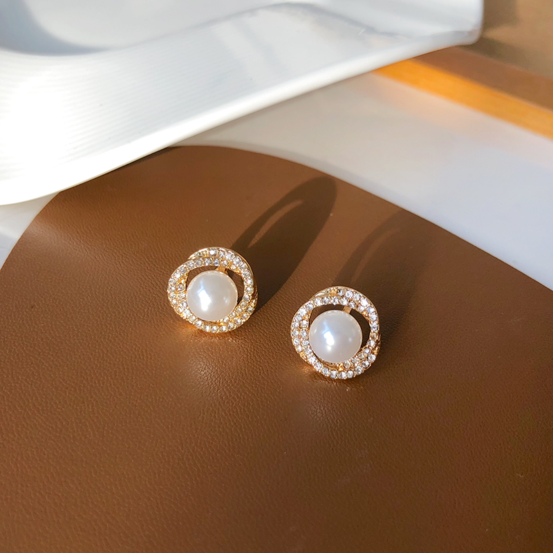 Khuyên tai đính ngọc trai kiểu dáng hình học phong cách thời trang