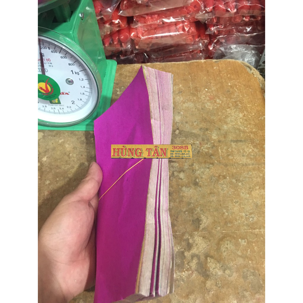 Một xấp giấy cúng ngũ sắc nhỏ  trong thờ cúng