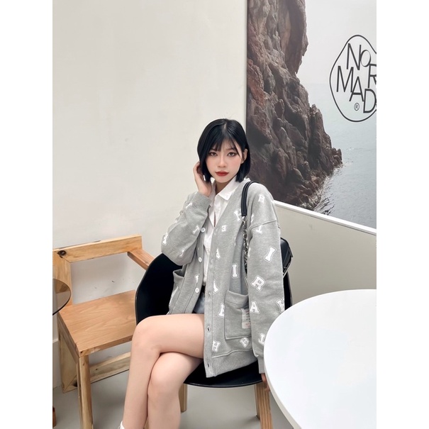 AITHER STUDIO Áo khoác Mono Cardigan in họa tiết thương hiệu màu Xám
